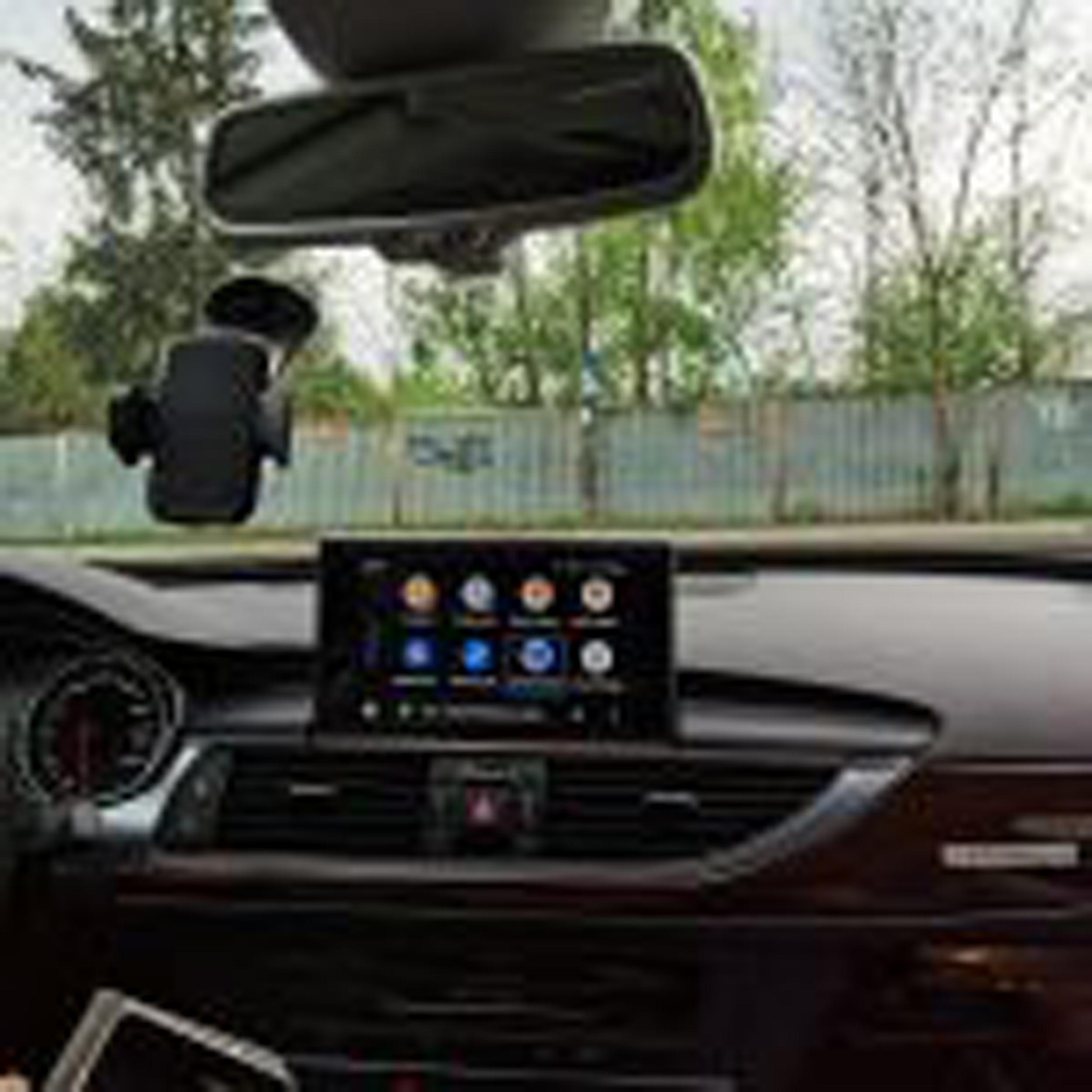 Audi, carplay, stacja multimedialna, kamery cofania, doposażenie aut