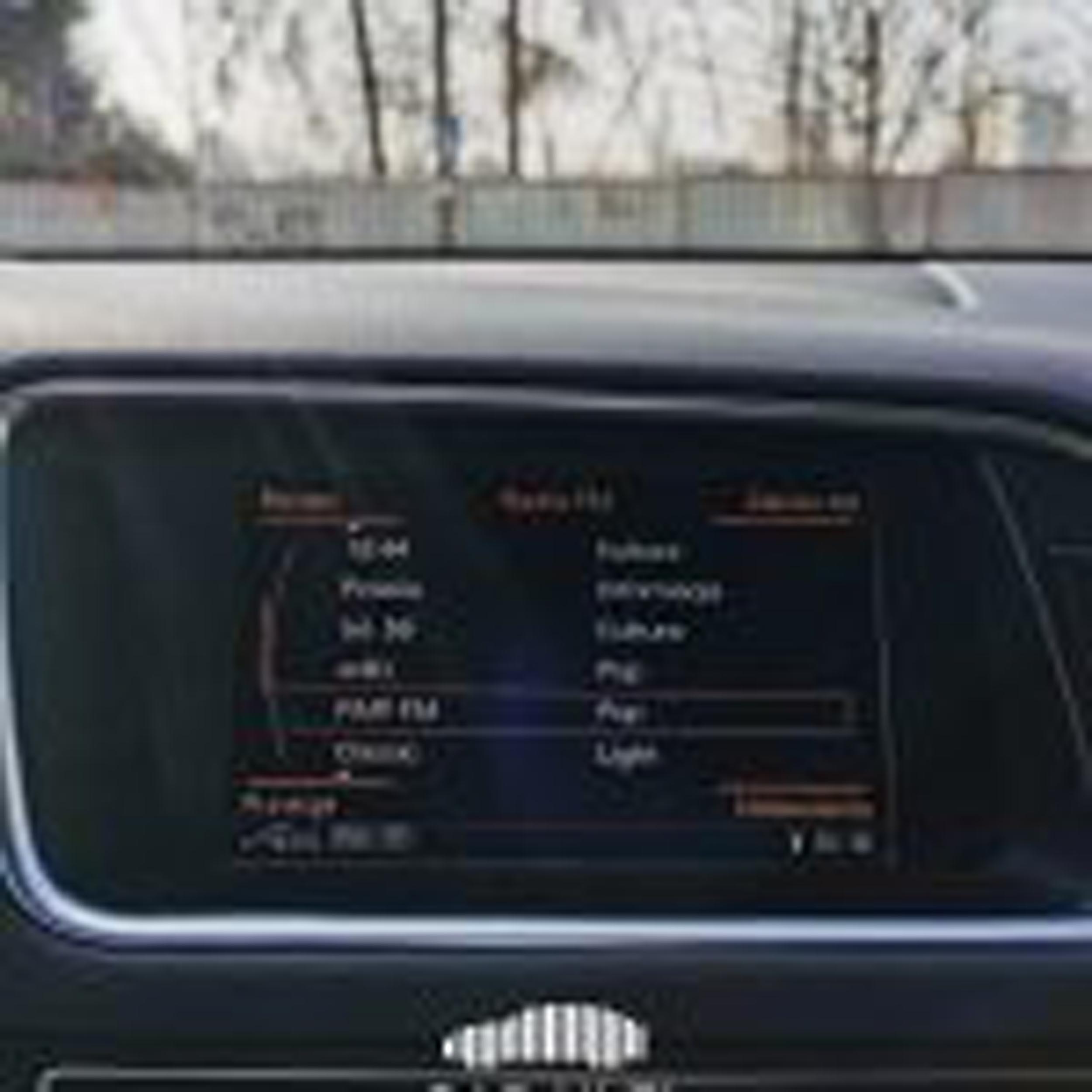 Audi, carplay, stacja multimedialna, kamery cofania, doposażenie aut